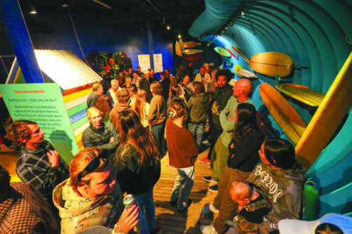 B07K9449-crowd-LongB_43017